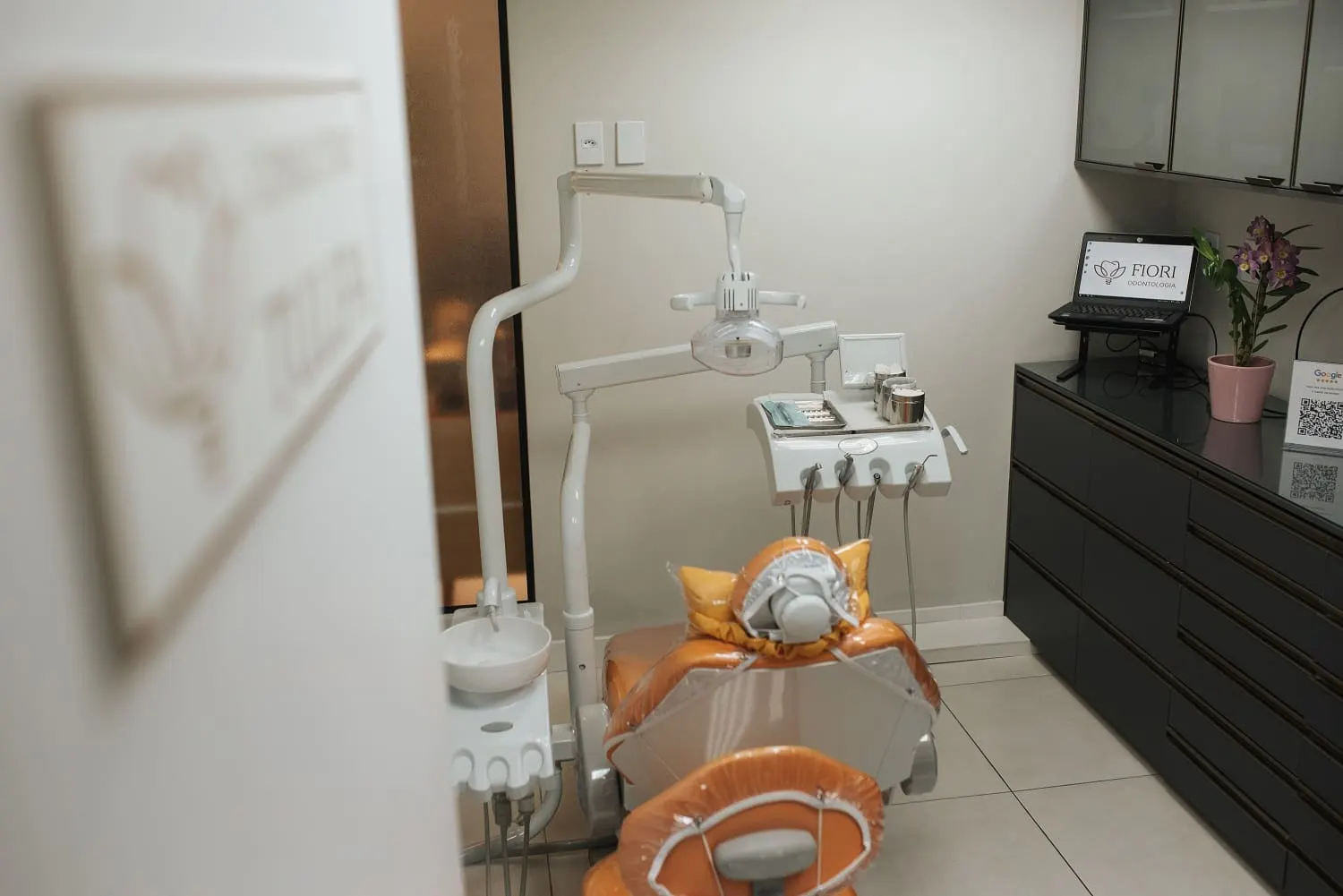 Consultório da Fiori Odontologia equipado para implantodontia